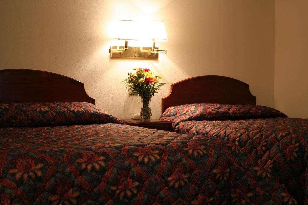 University Inn 锡达福尔斯 外观 照片