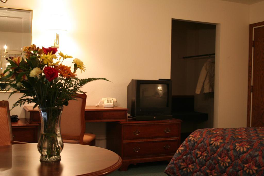 University Inn 锡达福尔斯 外观 照片