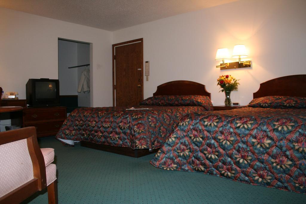 University Inn 锡达福尔斯 外观 照片